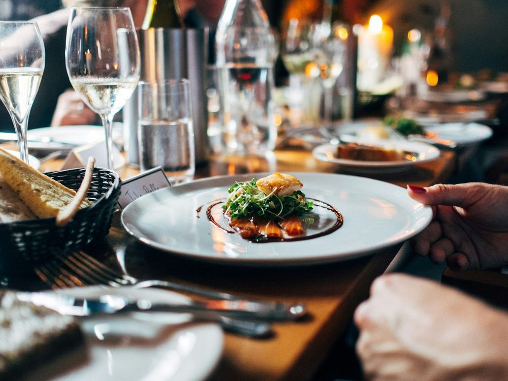 Tavolo apparecchiato per una cena privata
