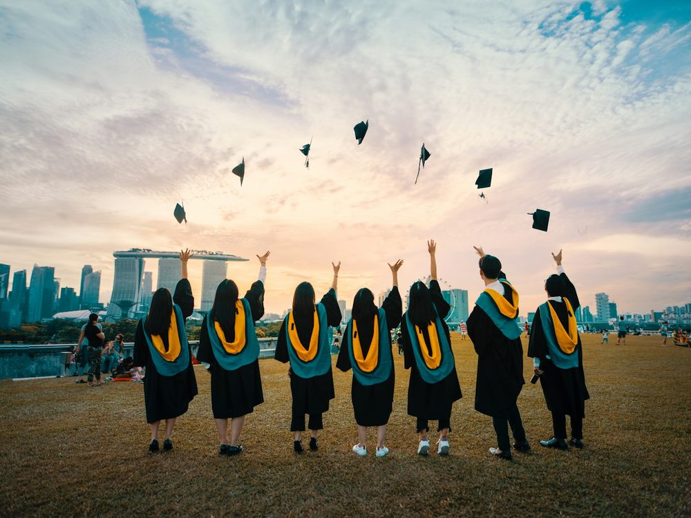 Tocchi lanciati in aria a una festa di laurea
